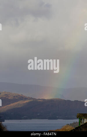 Le lac Windermere, Cumbria, Royaume-Uni. 23 Décembre, 2015. Ouvert aux affaires Cumbria Fells à Arc-en-ciel sur le nord du lac Windermere .temps principalement sec jour forcasted avant les fortes pluies du Jour de Noël Crédit : Gordon Shoosmith/Alamy Live News Banque D'Images