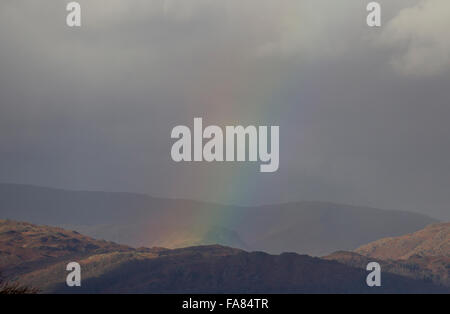 Le lac Windermere, Cumbria, Royaume-Uni. 23 Décembre, 2015. Ouvert aux affaires Cumbria Fells à Arc-en-ciel sur le nord du lac Windermere .temps principalement sec jour forcasted avant les fortes pluies du Jour de Noël Crédit : Gordon Shoosmith/Alamy Live News Banque D'Images