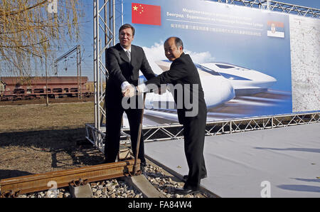 (151223) -- NOVI SAD, le 23 décembre 2015 (Xinhua) -- Le Premier ministre serbe, Aleksandar Vucic (L) et la Commission nationale du développement et de la réforme sous-chef Wang Xiaotao (R) iniciate le projet des travaux de construction du chemin de fer Belgrade-Budapest à Novi Sad, Serbie, le 23 décembre 2015. (Xinhua/Predrag Milosavljevic) (zjy) Banque D'Images