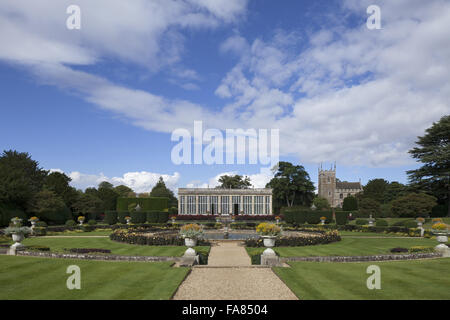 L'Orangerie et le jardin italien à Belton House, Lincolnshire. L'Orangerie a été conçu par Wyatville et construit en 1819. Banque D'Images