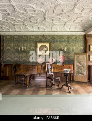 Une vue de l'intérieur de Wightwick Manor et Gardens, West Midlands. Wightwick Manor a commencé en 1887 dans la 'vieille' style anglais, et possède une superbe collection de tissus de William Morris et peintures préraphaélites. Banque D'Images