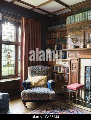 Une vue de l'intérieur de Wightwick Manor et Gardens, West Midlands. Wightwick Manor a commencé en 1887 dans la 'vieille' style anglais, et possède une superbe collection de tissus de William Morris et peintures préraphaélites. Banque D'Images