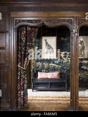 Une vue de l'intérieur de Wightwick Manor et Gardens, West Midlands. Wightwick Manor a commencé en 1887 dans la 'vieille' style anglais, et possède une superbe collection de tissus de William Morris et peintures préraphaélites. Banque D'Images