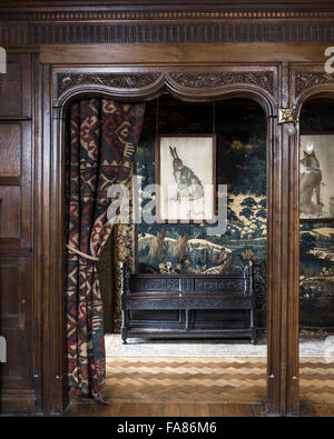 Une vue de l'intérieur de Wightwick Manor et Gardens, West Midlands. Wightwick Manor a commencé en 1887 dans la 'vieille' style anglais, et possède une superbe collection de tissus de William Morris et peintures préraphaélites. Banque D'Images