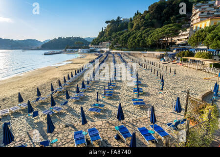 Coucher du soleil vue sur la plage et le Golfe des Poètes à Lerici, Italie. Banque D'Images