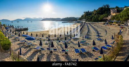 Coucher du soleil vue sur la plage et le Golfe des Poètes à Lerici, Italie. Banque D'Images