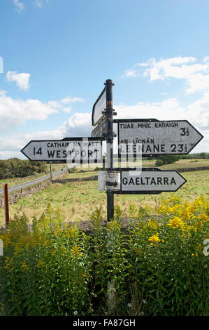 L'Irlande, le Connemara, signalisation routière en anglais et irlandais Banque D'Images