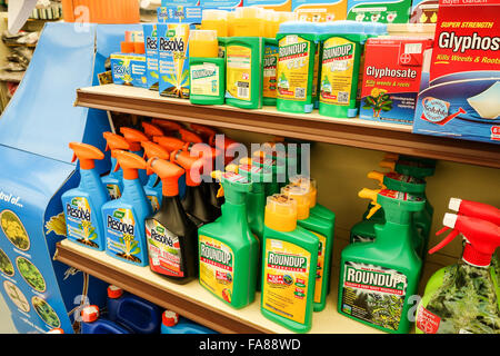 Diverses bouteilles de Roundup, désherbant, Resolva et le glyphosate à vendre dans un centre de jardinage Banque D'Images