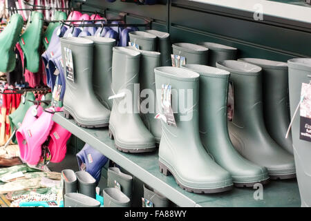 Bottes à vendre dans un centre de jardinage Banque D'Images