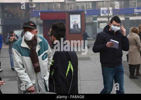 Sarajevo, Bosnie-Herzégovine. Dec 23, 2015. Les gens de se couvrir la bouche et le nez à Sarajevo, Bosnie-Herzégovine, le 23 décembre 2015. Le gouvernement du canton de Sarajevo annonce toutes les écoles primaires et secondaires sera fermé le 24 décembre. Credit : Haris Memija/Xinhua/Alamy Live News Banque D'Images