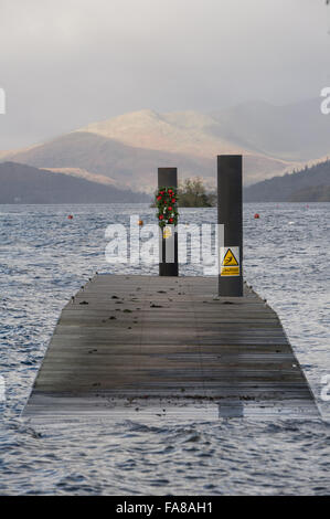 , Cumbria (Royaume-Uni). 23 Décembre, 2015. Une couronne de Noël est seul sur une jetée en partie submergé à Windermere. Crédit : Michael Scott/Alamy Live News Banque D'Images