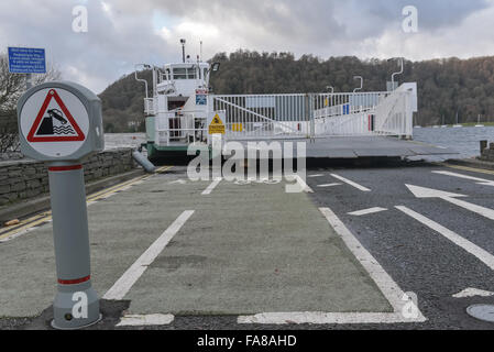 , Cumbria (Royaume-Uni). 23 Décembre, 2015. Les travailleurs sur le ferry vérifier s'ils peuvent ou ne peuvent pas terre toutes les heures, dans ce cas ils sont 1 pied trop haut. Le lac peut chuter d'environ un pied dans le niveau d'eau chaque jour, mais le comté est en outre prévue avec Eva. Tempête de pluie Crédit : Michael Scott/Alamy Live News Banque D'Images