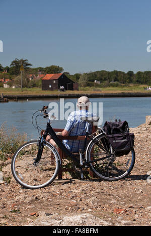 Les cyclistes âgés de sexe masculin repose sur l'audience à Woodbridge dans le Suffolk, Angleterre Banque D'Images