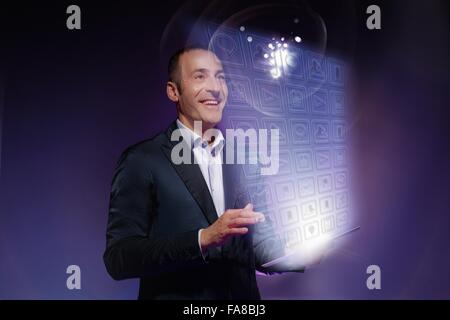 L'homme à la projection numérique à des icônes de tablet Banque D'Images