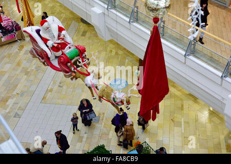 Bristol, Royaume-Uni. 23 Décembre, 2015. Les décorations sont en place, Broadmead shopping centre milieu jour juste 2 jours avant Noël. Une journée avec le beau temps, la high street et des boutiques du centre commercial sont occupés mais pas bondé avec les consommateurs. Certaines ventes ont déjà commencé mais leur semble être un manque de l'écraser de personnes expérimentées dans les années précédentes. Banque D'Images