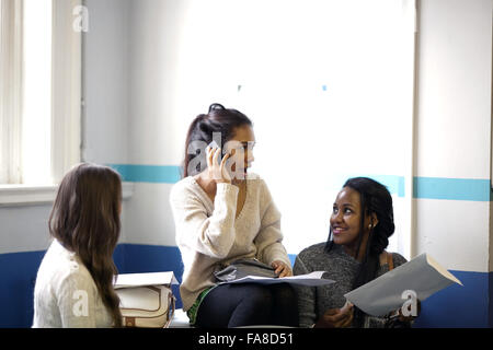 Résultats GCSE à Stretford High School , Stretford , Manchester Banque D'Images