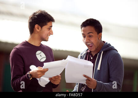 Résultats GCSE à Stretford High School , Stretford , Manchester . Banque D'Images