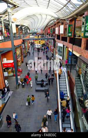 Bristol, Royaume-Uni. 23 Décembre, 2015. Les décorations sont en place, Broadmead shopping centre milieu jour juste 2 jours avant Noël. Une journée avec le beau temps, la high street et des boutiques du centre commercial sont occupés mais pas bondé avec les consommateurs. Certaines ventes ont déjà commencé mais leur semble être un manque de l'écraser de personnes expérimentées dans les années précédentes. Banque D'Images