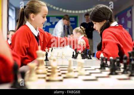 L'école primaire catholique sacré Cœur sur Hall Lane , Liverpool . L'année 5 et 6 élèves d'une leçon d'échecs . Banque D'Images