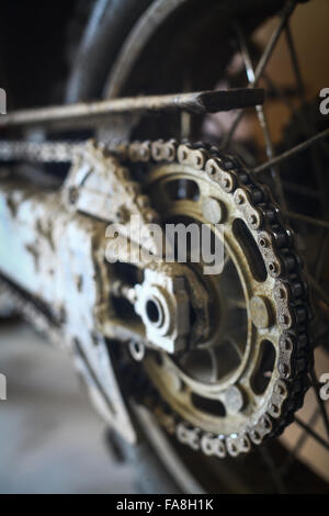 Close up image d'une chaîne de moto boueuses. Banque D'Images