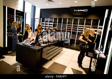 Maquillage Mac à la Beauté Bazar , Harvey Nichols , Liverpool . Banque D'Images