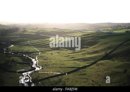 Vue depuis le haut de Malham Cove sur la source de la rivière Aire, dans le Yorkshire. UK. Banque D'Images