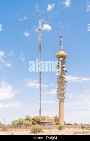 BLOEMFONTEIN, AFRIQUE DU SUD, le 21 décembre 2015 : une tour de télécommunications micro-ondes et d'une émission de télévision et de radio, à côté de la tour e Banque D'Images