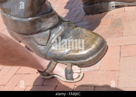 BLOEMFONTEIN, AFRIQUE DU SUD, le 21 décembre 2015 : Un pied de la statue en bronze de 6,5 m de Nelson Mandela sur la colline de la Marine à Bloemfontein Banque D'Images