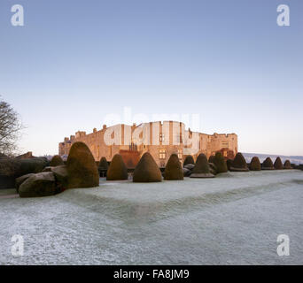 Le front de l'est avec l'if en topiaire jardin formel au château de Chirk, Wrexham, en hiver. Château de Chirk a été construit entre 1295 et 1310, mais le front de l'Est a été réparé et reconstruit au xviie siècle. Banque D'Images