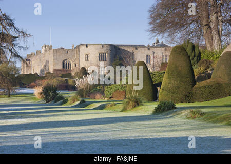 La Pelouse et east front en hiver au château de Chirk, Wrexham. Château de Chirk a été construit entre 1295 et 1310, mais le front de l'Est a été réparé et reconstruit au xviie siècle. Banque D'Images