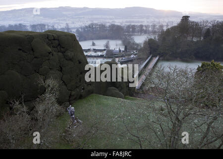 L'hiver sur la terrasse et jardin formel au château de Powis, Welshpool, Powys. Banque D'Images