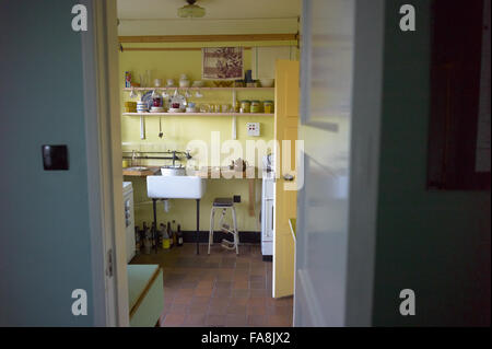 Voir dans la cuisine à 20 Forthlin Road, Allerton, Liverpool, la maison d'enfance de Paul McCartney. Banque D'Images