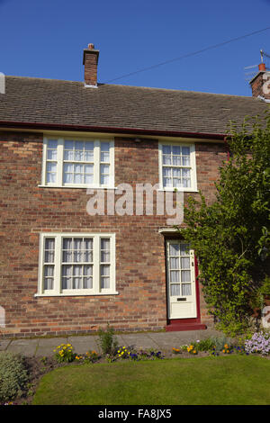 L'extérieur et jardin de devant à 20 Forthlin Road, Allerton, Liverpool, la maison d'enfance de Paul McCartney. La peinture est en marron et crème, les couleurs officielles de Liverpool Corporation en 1952. Banque D'Images