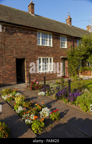 L'extérieur et jardin de devant à 20 Forthlin Road, Allerton, Liverpool, la maison d'enfance de Paul McCartney. La peinture est en marron et crème, les couleurs officielles de Liverpool Corporation en 1952. Banque D'Images