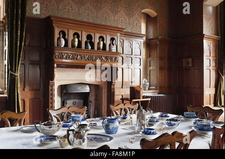 Vue vers la cheminée et son trumeau dans la salle à manger à Knightshayes Court, Devon. Banque D'Images