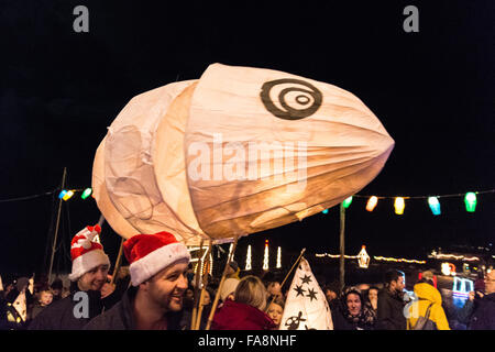 Mousehole, Cornwall, UK, le 23 décembre 2015. L'Bawcock Tom annuel procession dans Mousehole village de Cornwall. Tenue à l'occasion de la légendaire le Tom dans ses efforts pour sauver le village de la famine par en mer à pêcher dans une violente tempête. Le poisson Stargazy pie est servi dans les villages Ship Inn. Crédit : Simon Yates/Alamy Live News Banque D'Images