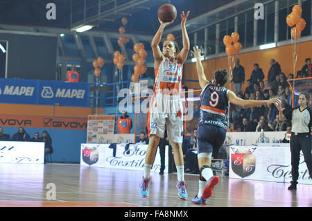 Naples, Italie. Dec 22, 2015. La garde de Naples Cierra Burdick en action pendant le championnat de série A italienne de basket-ball féminin de la saison régulière contre Napoli Mapei Saces Convergenze Battipaglia. L'équipe de Naples a gagné le match. © Paola Visone/Pacific Press/Alamy Live News Banque D'Images