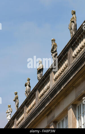 Les statues sur la balustrade de l'Orangerie à Belton House, Lincolnshire. L'Orangerie a été conçu par Wyatville et construit en 1819, mais la série de statues sur la balustrade a été ajouté en 1890. Banque D'Images