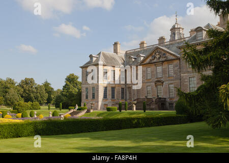 La façade sud et Jardin hollandais à Belton House, Lincolnshire. La maison a été construite en 1680 et son concepteur est pensé pour être William Winde. Banque D'Images