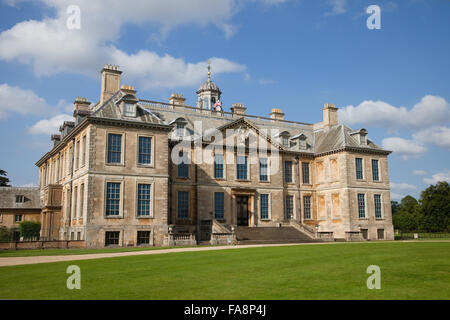 La façade sud à Belton House, Lincolnshire. La maison a été construite en 1680 et son concepteur est pensé pour être William Winde. Banque D'Images