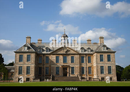 La façade sud à Belton House, Lincolnshire. La maison a été construite en 1680 et son concepteur est pensé pour être William Winde. Banque D'Images