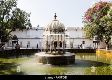 Une vue sur la Cour du Maidens (Saheliyon-ki-Bari) dans Usaipur, Rajasthan Banque D'Images