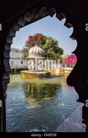 Une vue sur la Cour du Maidens (Saheliyon-ki-Bari) dans Usaipur, Rajasthan Banque D'Images