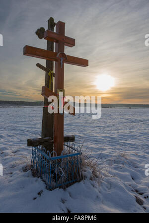 Croix de l'église orthodoxe dans le coucher du soleil lumière contre ciel nuageux en hiver,Podlasie Région,Pologne,Europe Banque D'Images