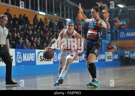 Naples, Italie. Dec 22, 2015. La garde de Naples Sara Bocchetti en action pendant le championnat de série A italienne de basket-ball féminin de la saison régulière contre Napoli Mapei Saces Convergenze Battipaglia. L'équipe de Naples a gagné le match. © Paola Visone/Pacific Press/Alamy Live News Banque D'Images