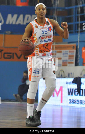 Naples, Italie. Dec 22, 2015. La garde de Naples Cierra Burdick en action pendant le championnat de série A italienne de basket-ball féminin de la saison régulière contre Napoli Mapei Saces Convergenze Battipaglia. L'équipe de Naples a gagné le match. © Paola Visone/Pacific Press/Alamy Live News Banque D'Images