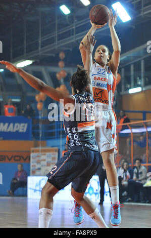 Naples, Italie. Dec 22, 2015. La garde de Naples Cierra Burdick en action pendant le championnat de série A italienne de basket-ball féminin de la saison régulière contre Napoli Mapei Saces Convergenze Battipaglia. L'équipe de Naples a gagné le match. © Paola Visone/Pacific Press/Alamy Live News Banque D'Images