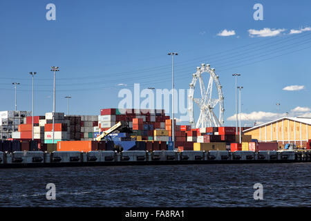 Terminal à conteneurs et Melbourne Star roue panoramique sur la rive du fleuve Yarra de Melbourne, Victoria, Australie, Banque D'Images