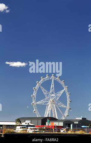 Roue d'observation Star Melbourne sur la rive du fleuve Yarra de Melbourne, Victoria, Australie, sur une journée ensoleillée. Banque D'Images