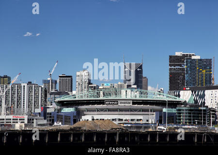 Etihad Stadium sur la rive du fleuve Yarra de Melbourne, Victoria, Australie, sur une journée ensoleillée. Banque D'Images